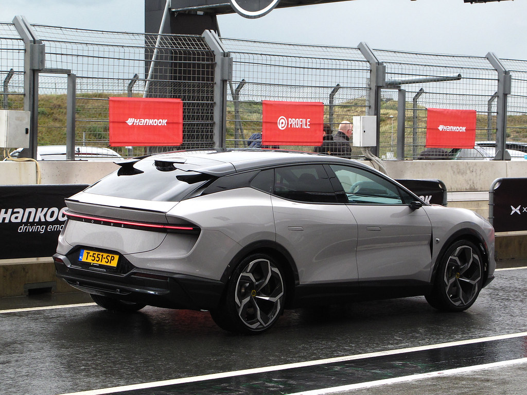 Mercedes-Benz EQB 350 vs Kia EV9: Perang EV Premium 7 Penumpang, Mana yang Worth It?