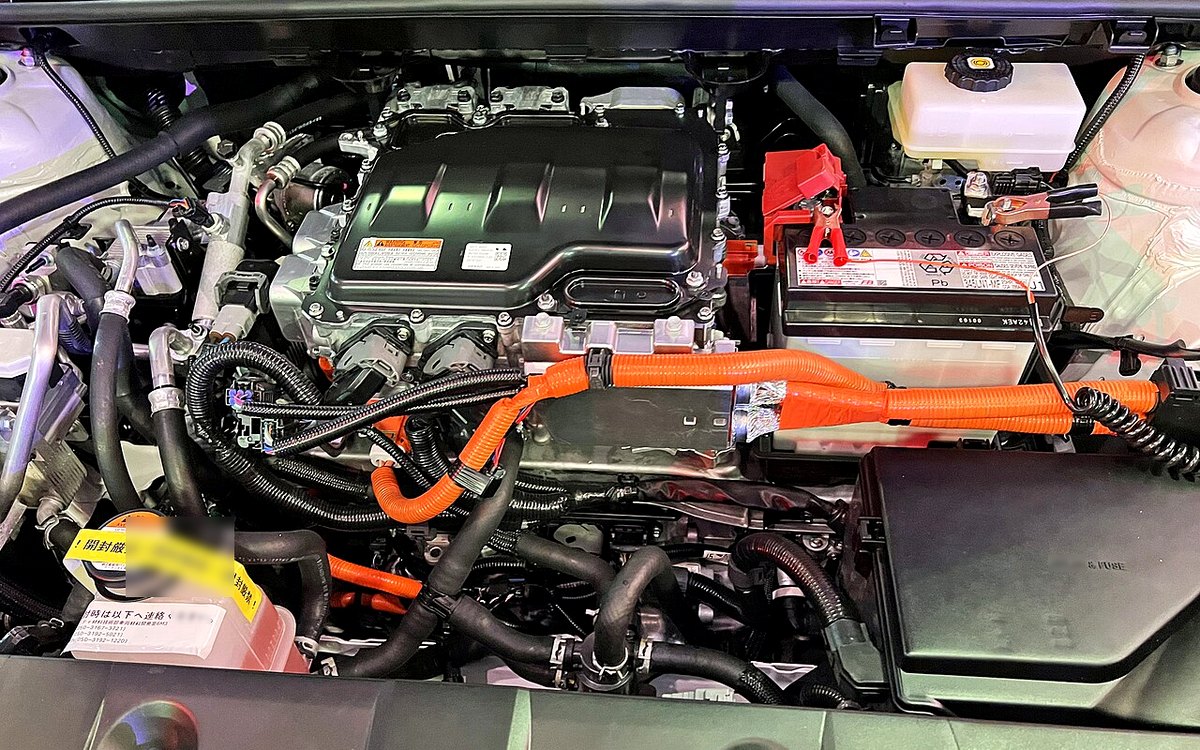 Toyota bZ4X vs BMW iX1: Pilih Sang Legenda atau Sang Penjelajah?